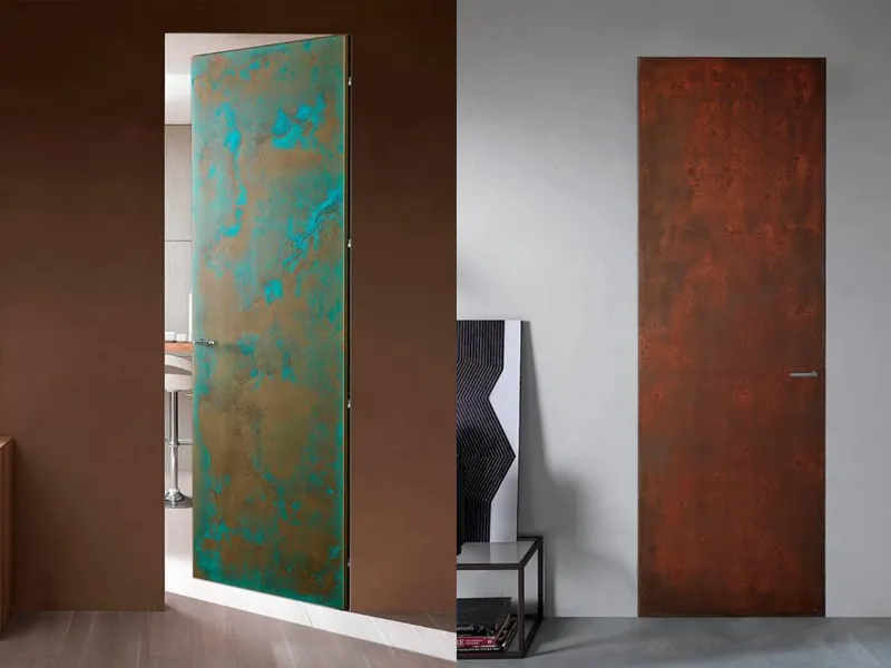 La versione ottone ossidato (a sinistra) e ferro ruggine (a destra) della Porta Walldoor Surface Metalli di Bertolotto