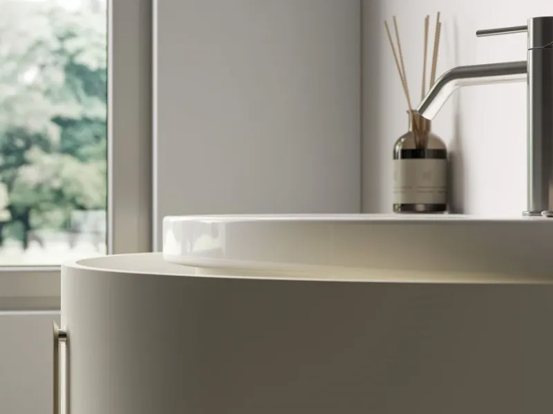 Dettaglio del lavabo curvo Moon con la sua base
