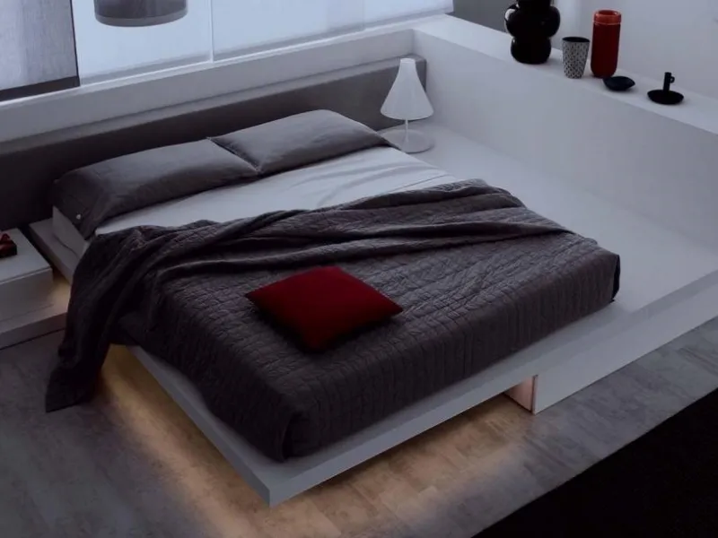 Un letto a terra matrimoniale