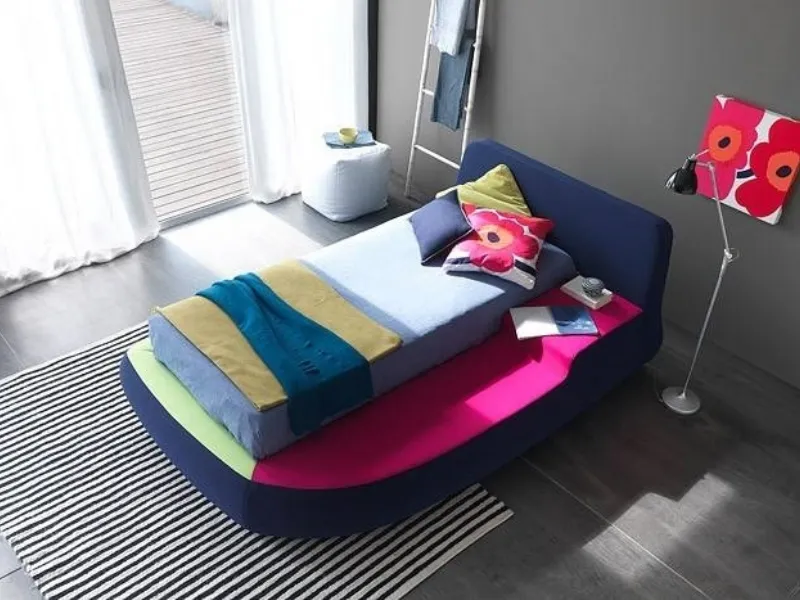 Un letto a terra singolo