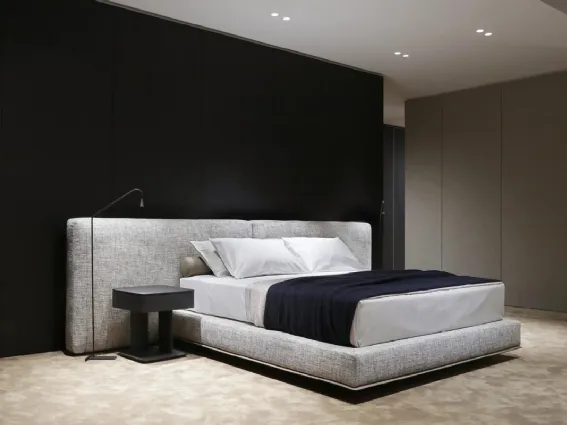 Ampia testiera imbottita per il letto Brera di Poliform