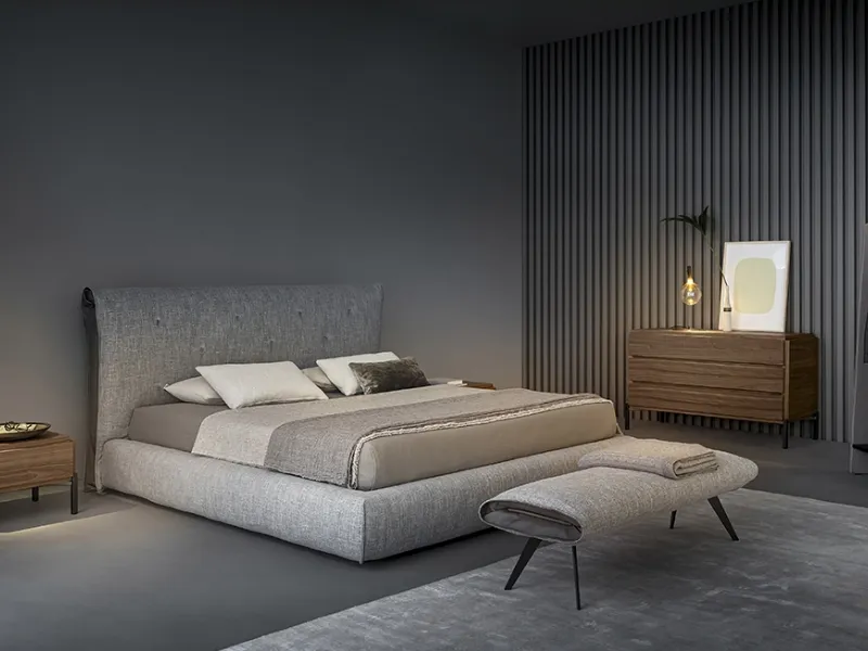Letto in tessuto grigio antracite per Bonaldo, modello Saddle Bed