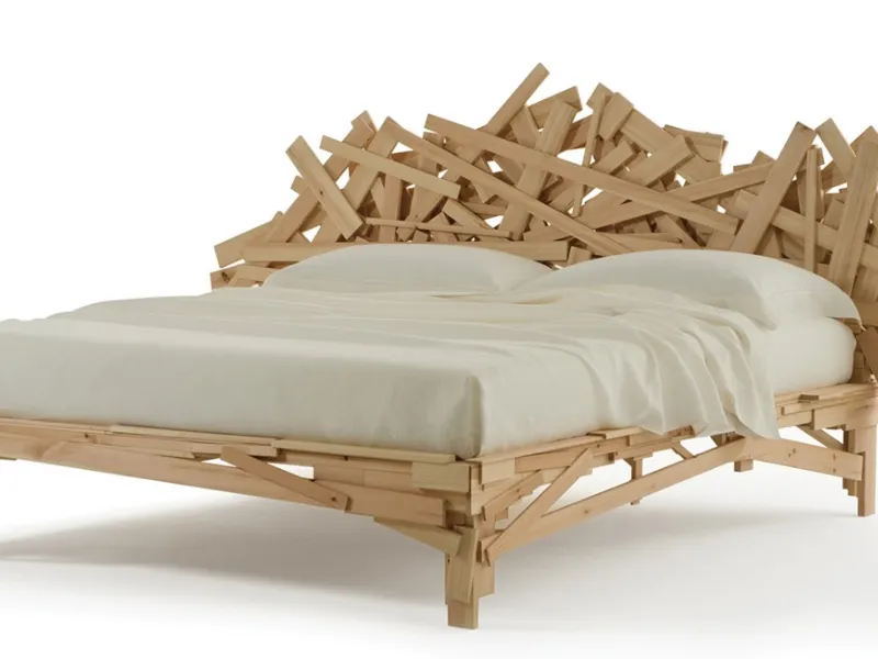 Letto design moderno di Edra, in essenza di pino