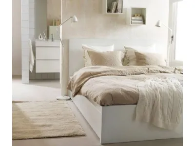 Nella foto, letto Ikea a una piazza e mezza: struttura letto foderata con testiera e piedi in acciaio (Arbakka, bianco).
