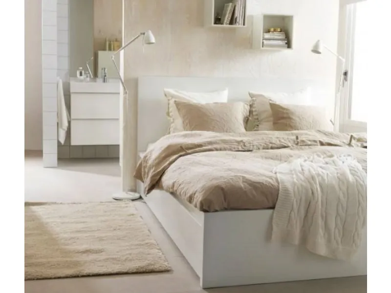 Nella foto, letto Ikea a una piazza e mezza: struttura letto foderata con testiera e piedi in acciaio (Arbakka, bianco).