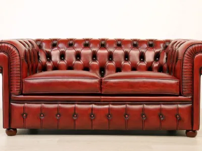 Divano Chesterfield di Vama, in pelle asportata con effetto antico