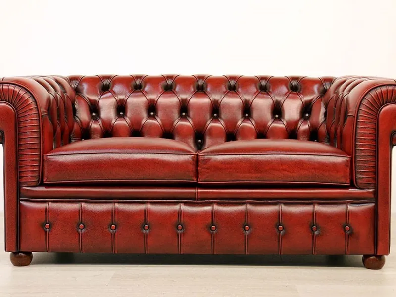 Divano Chesterfield di Vama, in pelle asportata con effetto antico