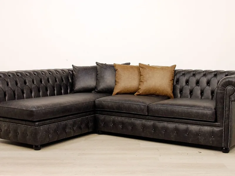 Un divano Chesterfield con penisola, realizzato su misura da Vama