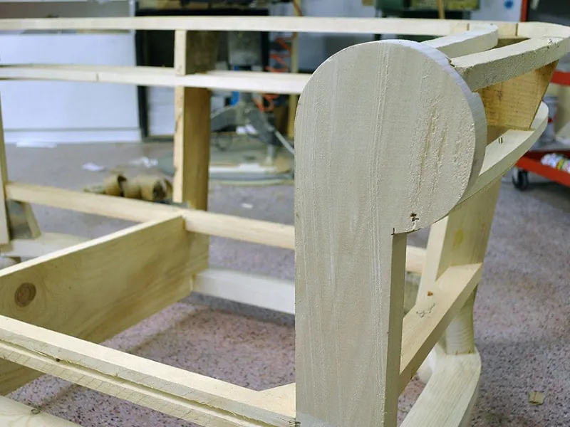 Il fusto in legno di abete di un divano Chesterfield di Vama