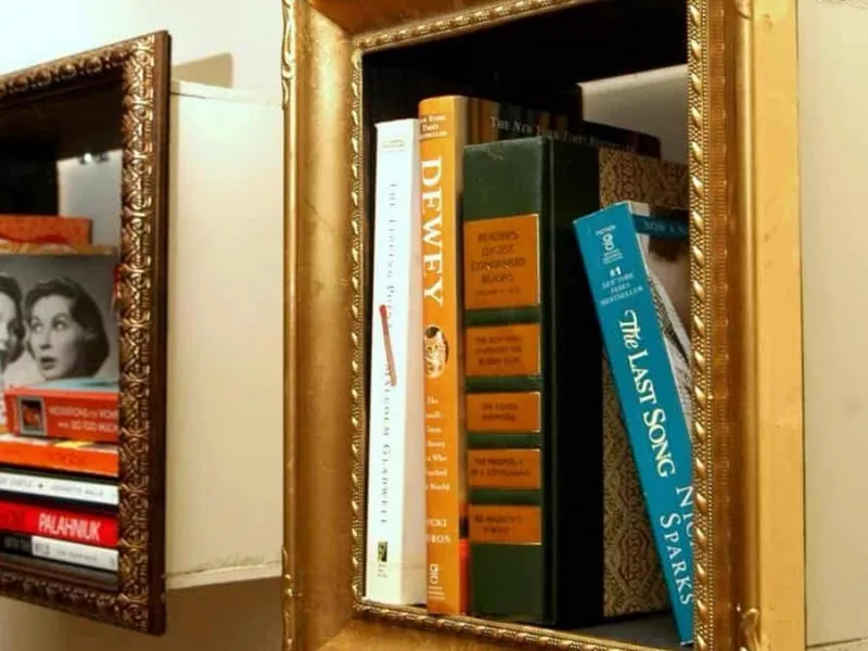 Libreria costruita con vecchie cornici