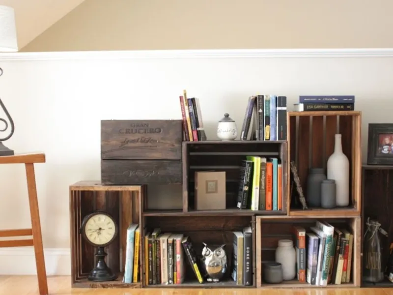 Libreria costruita con cassette di legno