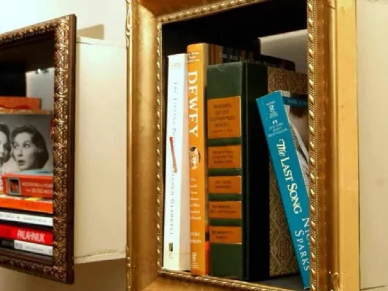 Libreria costruita con vecchie cornici