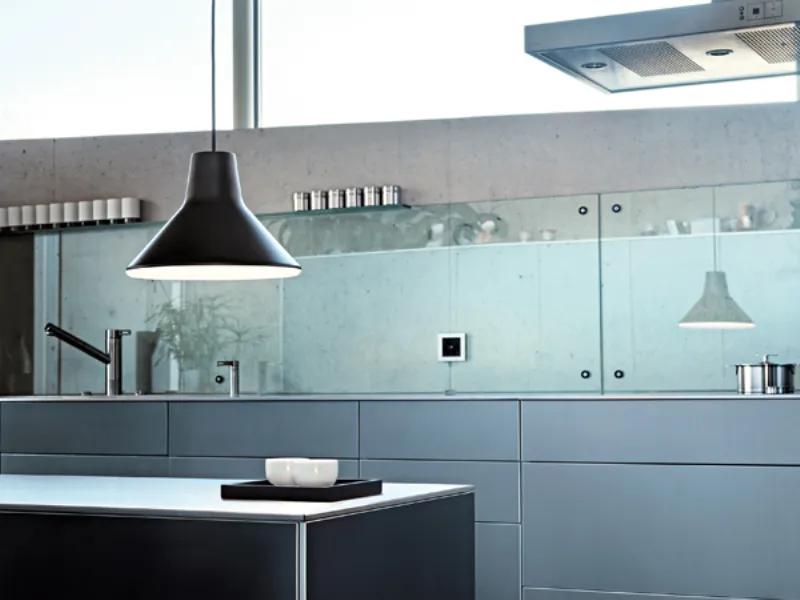Cucina minimal con lampada anni '50