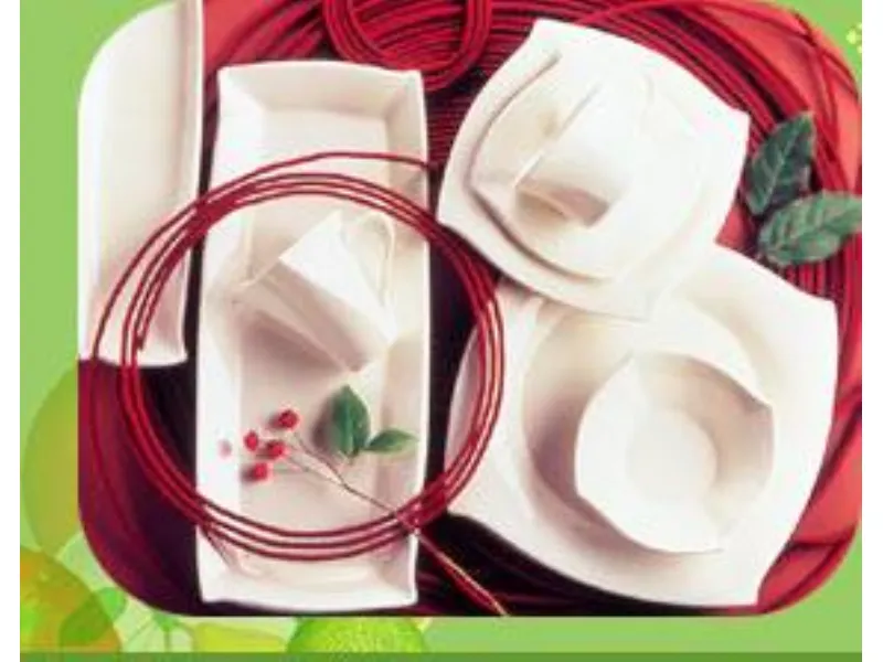 set di stoviglie color bianco crema