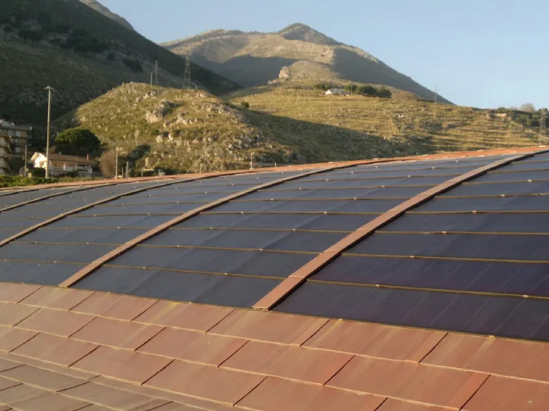 Copertura realizzata con tegola canadese di Tegosolar