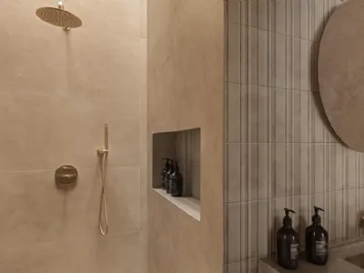 Rivestimento bagno realizzato con le collezioni Slow Coccio, ArtCraft Coccio e Sabbia