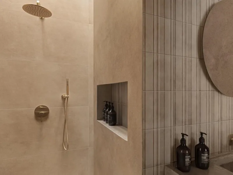Rivestimento bagno realizzato con le collezioni Slow Coccio, ArtCraft Coccio e Sabbia