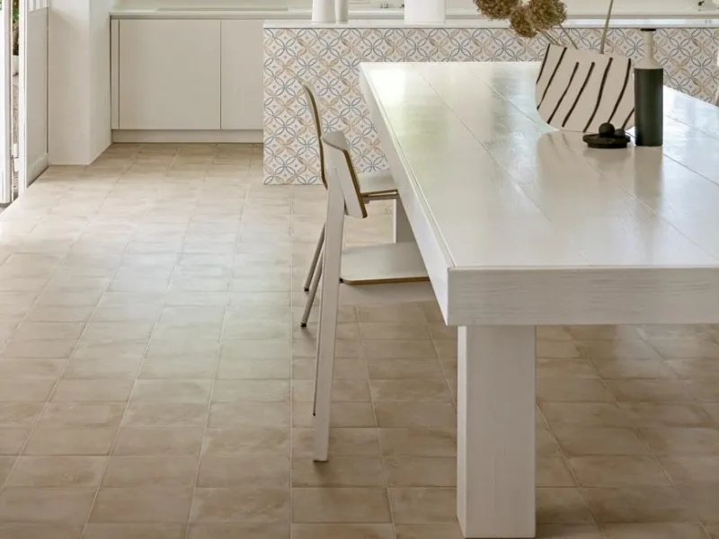 Versatilità in cucina con ArtCraft Calce e ArtCraft Decoro Segni A Semimatt, tutto nel formato 20x20