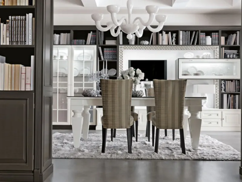 panoramica living con tavolo da pranzo bianco su tappeto di pelo grigio, sedie foderate e lampadario a sei bracci bianco