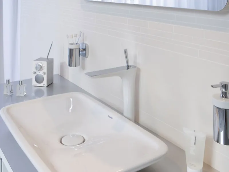 lavabo con finiture bianche e in acciaio cromato, radio design