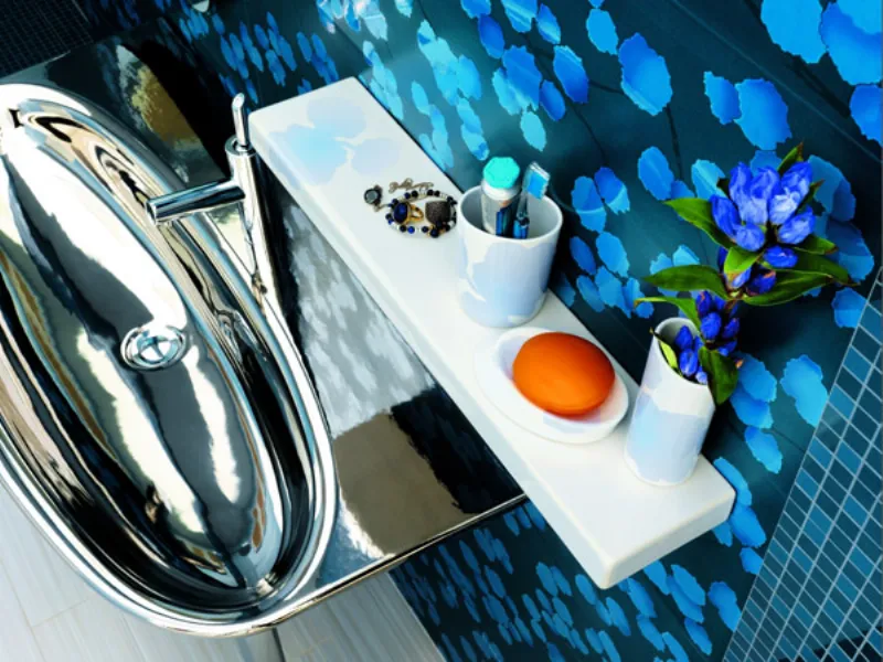 Dettaglio bagno con piastrelle a fantasia floreale
