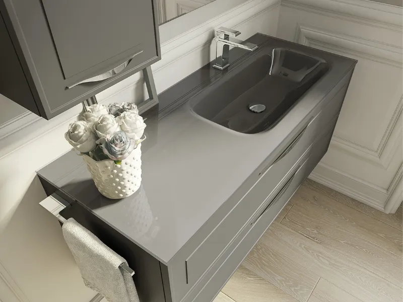 Il lavabo integrato al top è in cristallo laccato lucido in questa composizione della linea Dressy di Ideagroup