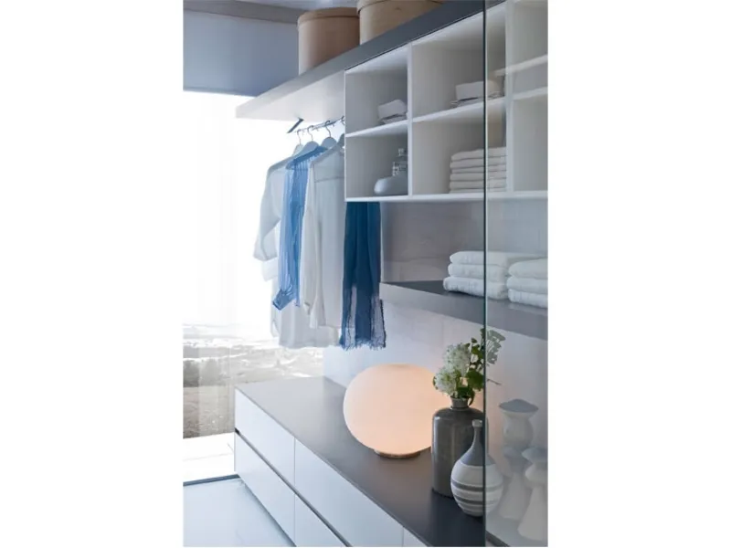 Una cabina armadio tra sala da bagno e camera da letto