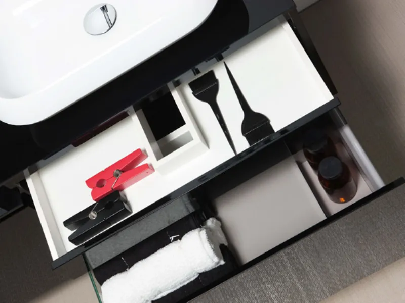 Cassetto con accessori interni