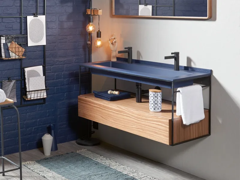 Acquabella presenta la collezione Integra di lavabi da incasso colorati in Akron sostenuti da struttura in metallo e completati da contenitore in legno