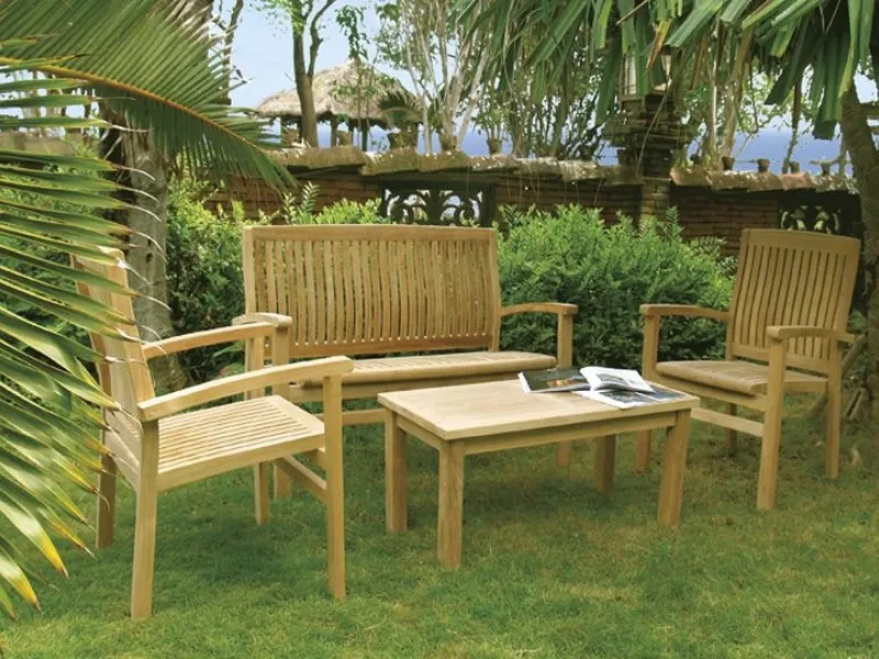 Pulizia mobili giardino in legno