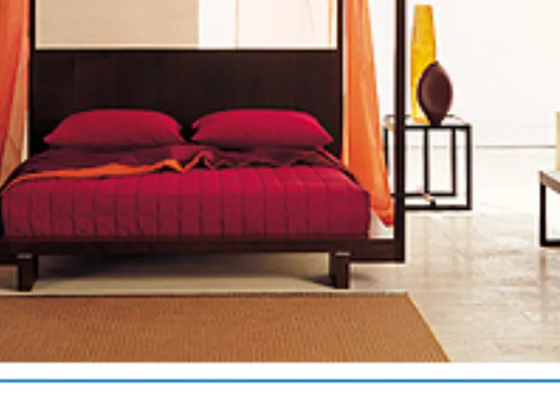 letto in legno di colore scuro