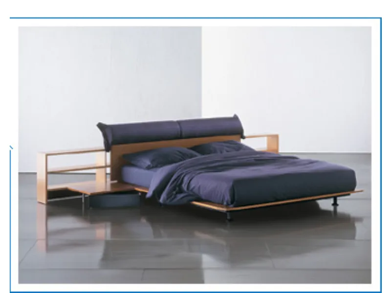 letto in legno di colore chiaro