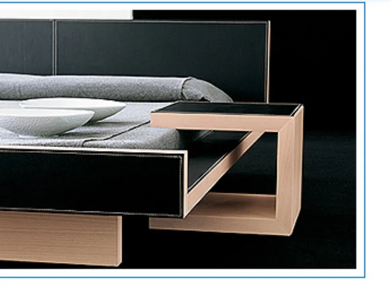 Letto in cuoio nero