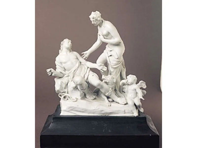 Statua bianca con piedistallo in legno