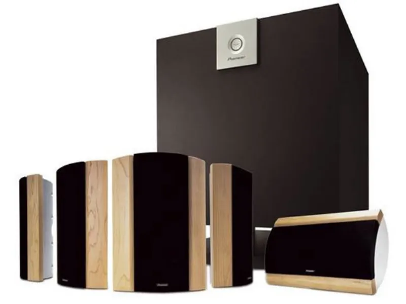 Casse stereo squadrate in legno chiaro