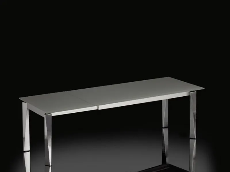tavolo rettangolare aperto con quattro gambe e piano in cristallo verniciato
