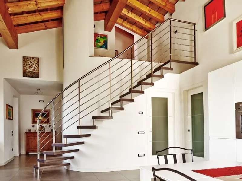 Scala moderna in legno