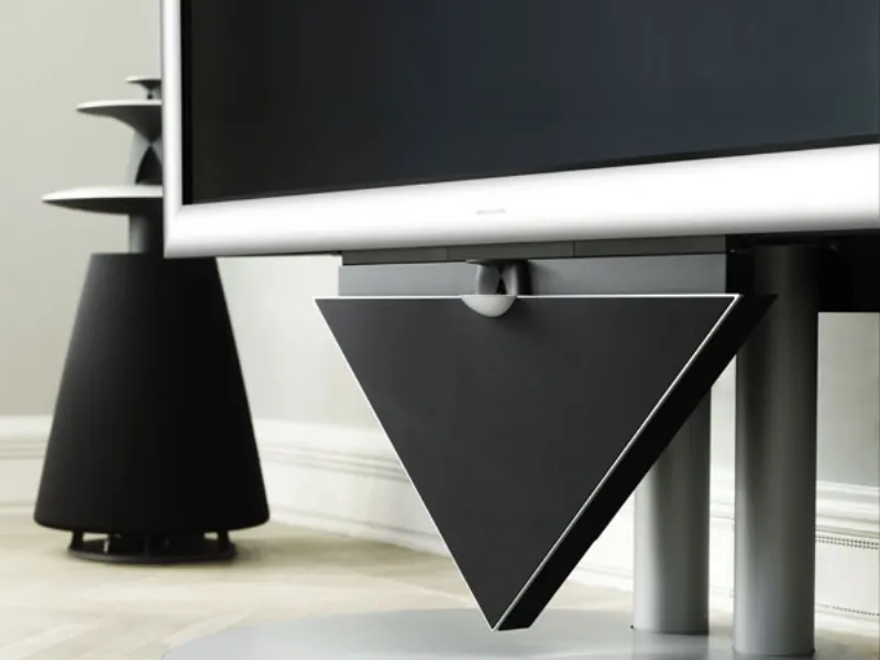 dettaglio della cassa design triangolare nera