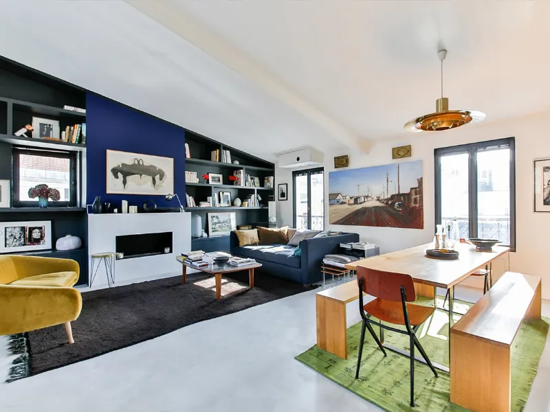 Il colore della parete omaggia il Classic Blue di Pantone