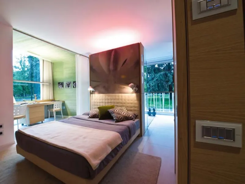 Letto con cuscini in monolocale