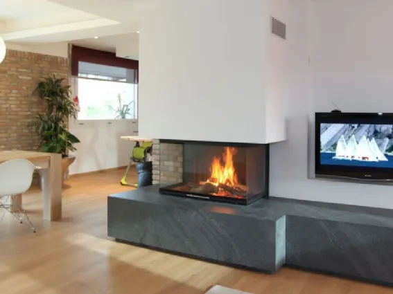 Parete attrezzata con caminetto monoblocco Spartherm a convenzione naturale, a legna di Michelin Caminetti