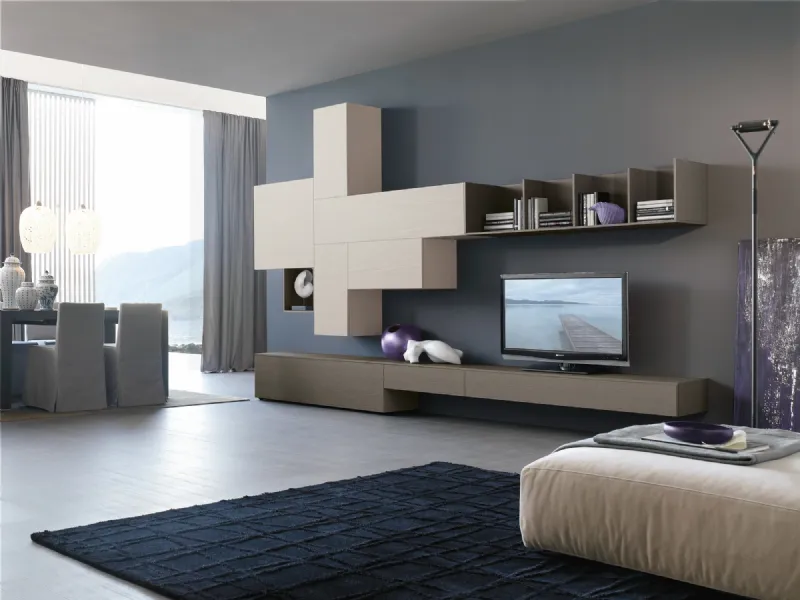 Parete grigia in living moderno