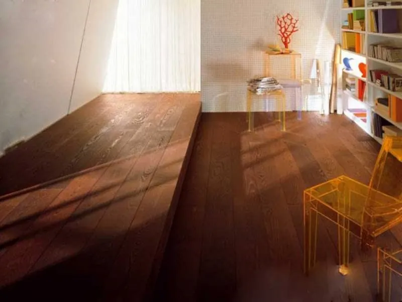 Tavolini trasparenti su parquet in legno