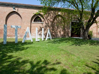decorazione in esterno su prato con lettere bianche che formano la parola Italia (padiglione Italia, Giardini dell'Arsenale, Venezia)