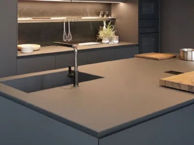 Sistema brevettato HiD™, per cotture a induzione integrato nel piano in Fenix, di Ernestomeda