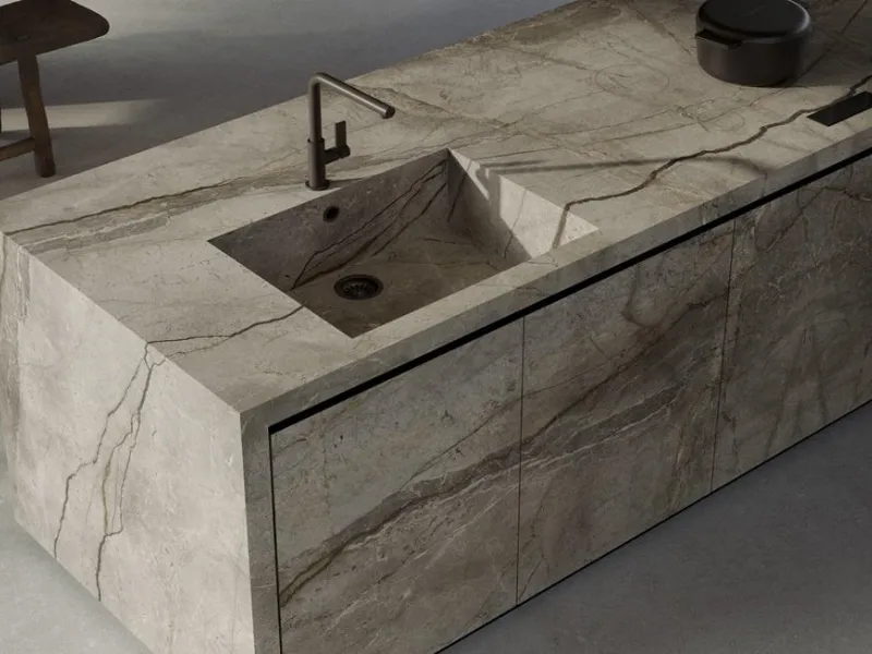 Una mirabile continuità tra top e lavello con il gres Silver Root della collezione The Top by Marazzi