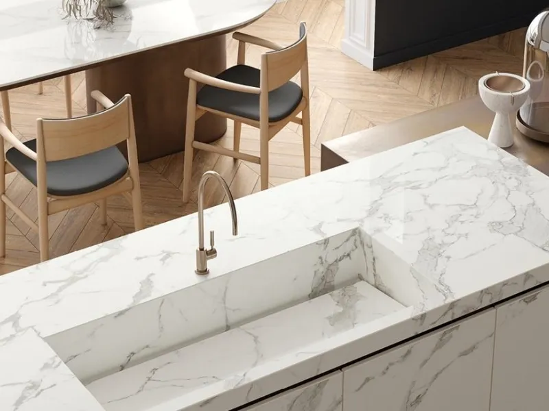 Lavello integrato nel piano cucina in gres effetto Calacatta Statuario di SapiensStone by Iris Ceramic Group