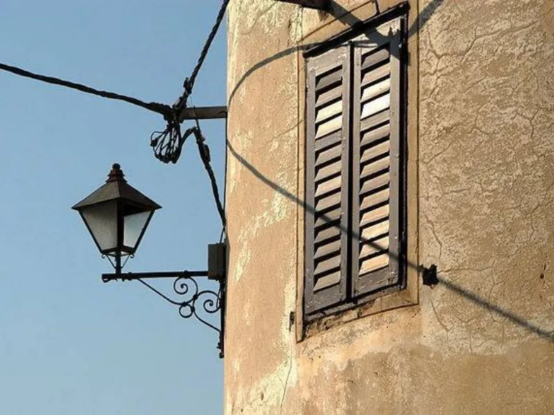 Verniciatura persiane in legno
