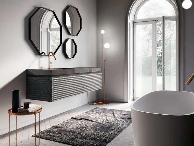 Un bagno senza rivestimento sulle pareti
