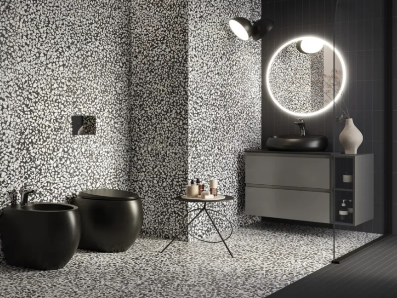 Grès porcellanato effetto graniglia della serie Dark Ink di RAK Ceramics